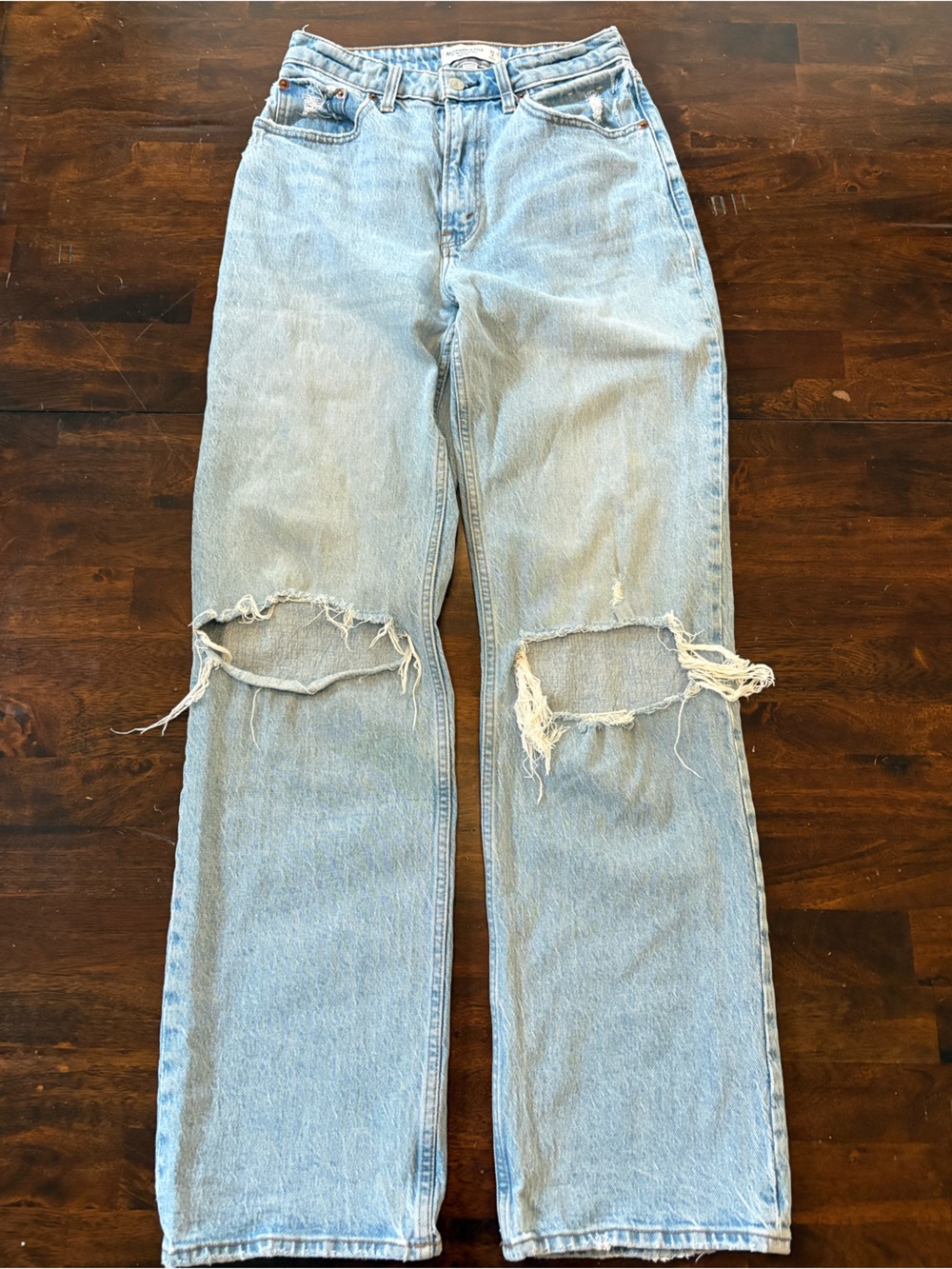 Abercrombie & Fitch | High Rise 90’s Relaxed Jean in Light Denim - Size 4 Long